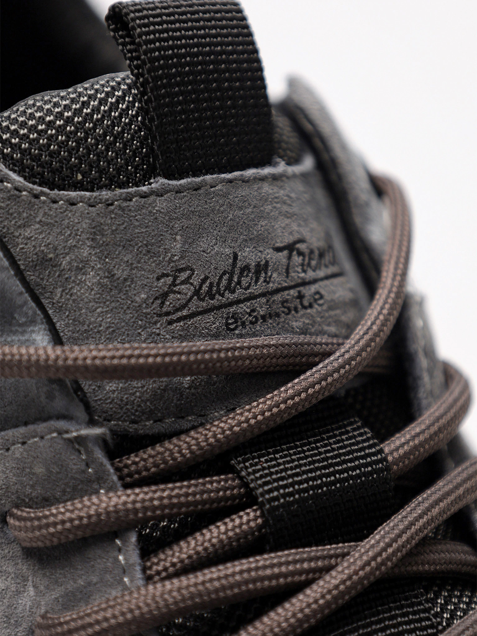 Кроссовки серого цвета комбинированные на низкой подошве